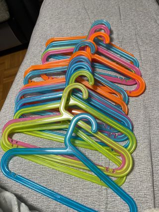 30 perchas de ikea de plastico duro