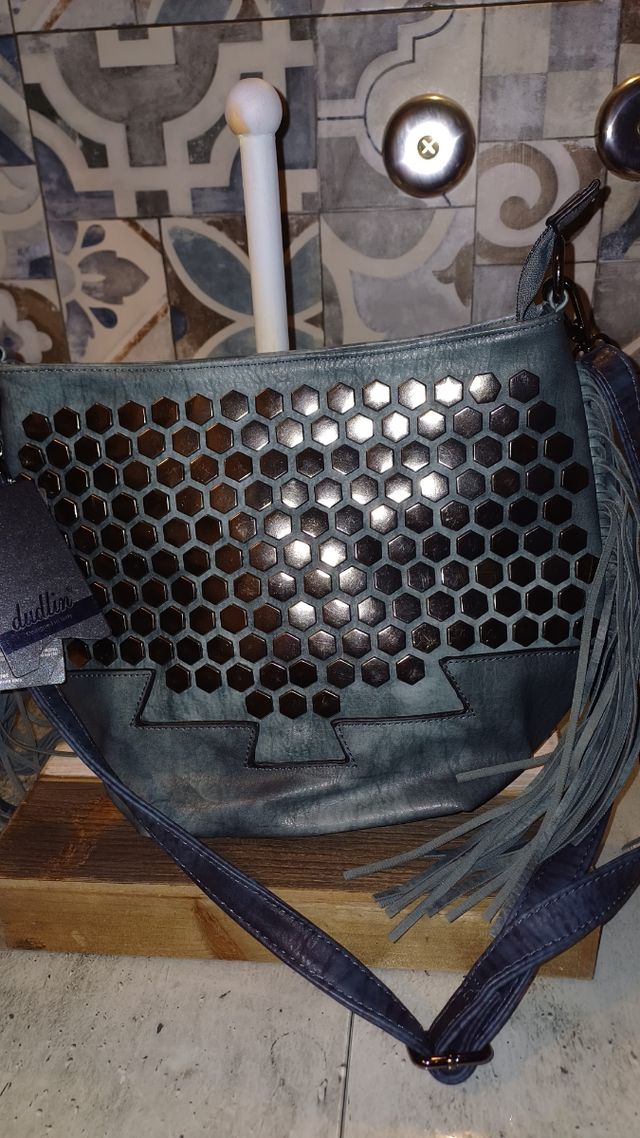 Borsa con frange e borchie