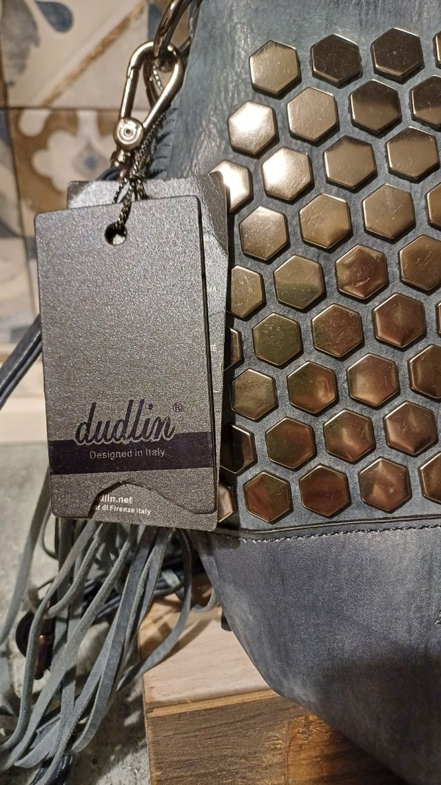 Borsa con frange e borchie