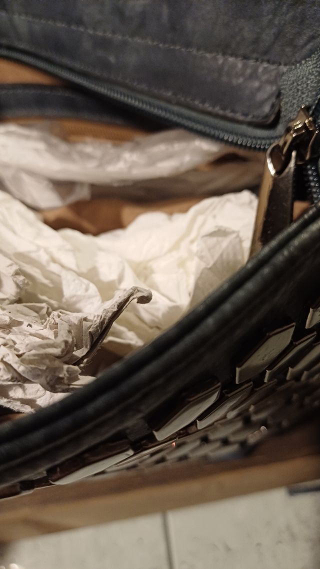 Borsa con frange e borchie