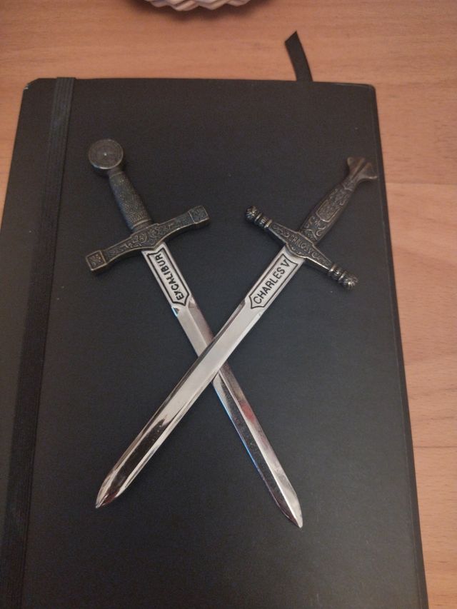 Espadas decorativas abrecartas