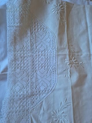 Sábana bordada a mano