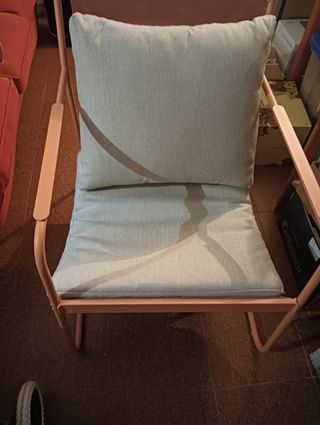 Conjunto de jardín de acero naranja.