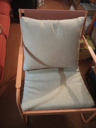 Conjunto de jardín de acero naranja.