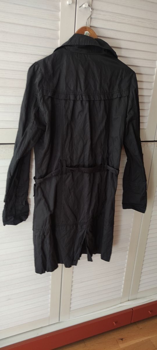 Gabardina negra efecto arrugado