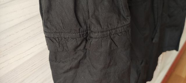 Gabardina negra efecto arrugado