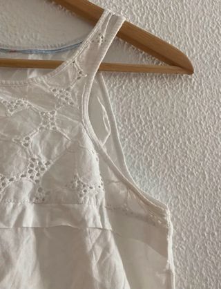 Blusa sin mangas blanca bordada