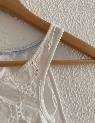 Blusa sin mangas blanca bordada