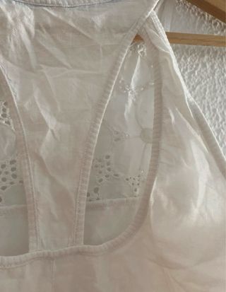 Blusa sin mangas blanca bordada