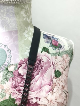 Bolso de piel y acabado de pelo. Zara