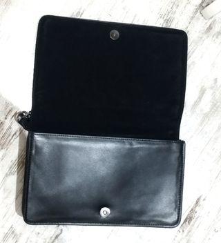 Bolso de piel y acabado de pelo. Zara