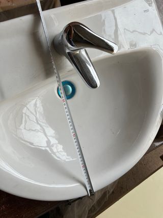 Lavabo con grifo roca