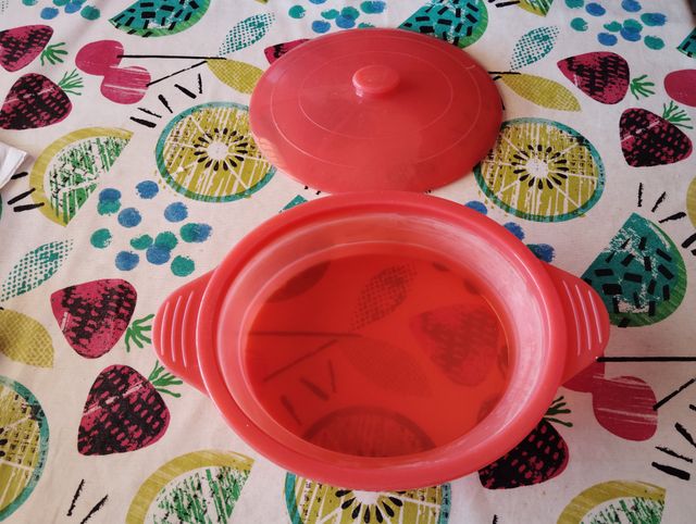 Recipiente de silicona con tapadera.