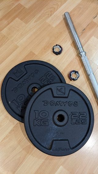 Pesas : 2 discos 10 kg y barra 7,5 kg