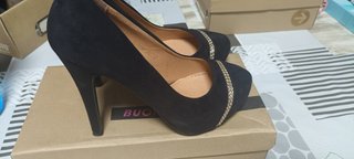 Tacones negros con tira dorada