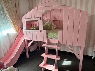Cama fantasia cabaña madera con tobogan. Rosa