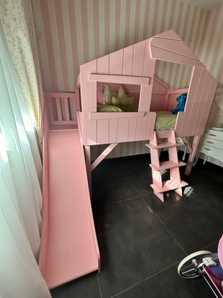 Cama fantasia cabaña madera con tobogan. Rosa