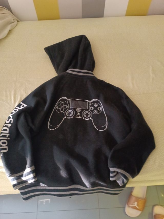 Bomber de niño negra de Playstation,9 años