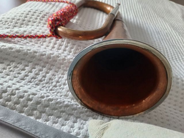 Trompeta de Latón antiguo con colgantes + insignia