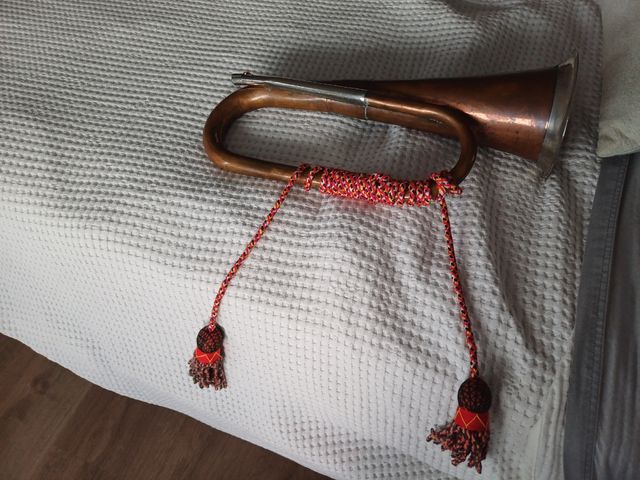 Trompeta de Latón antiguo con colgantes + insignia