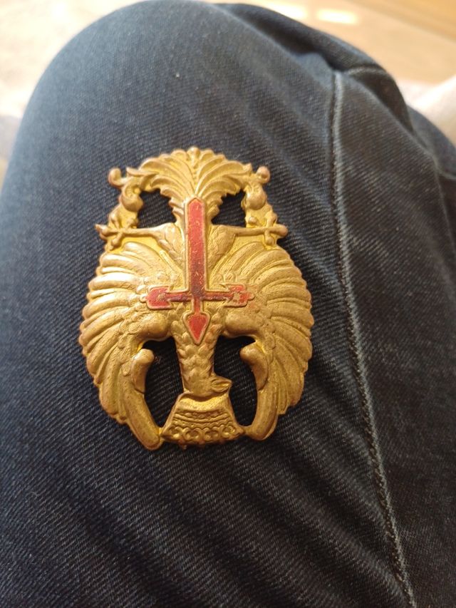 Trompeta de Latón antiguo con colgantes + insignia