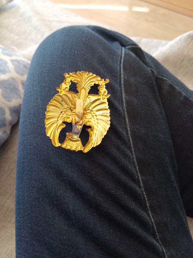 Trompeta de Latón antiguo con colgantes + insignia