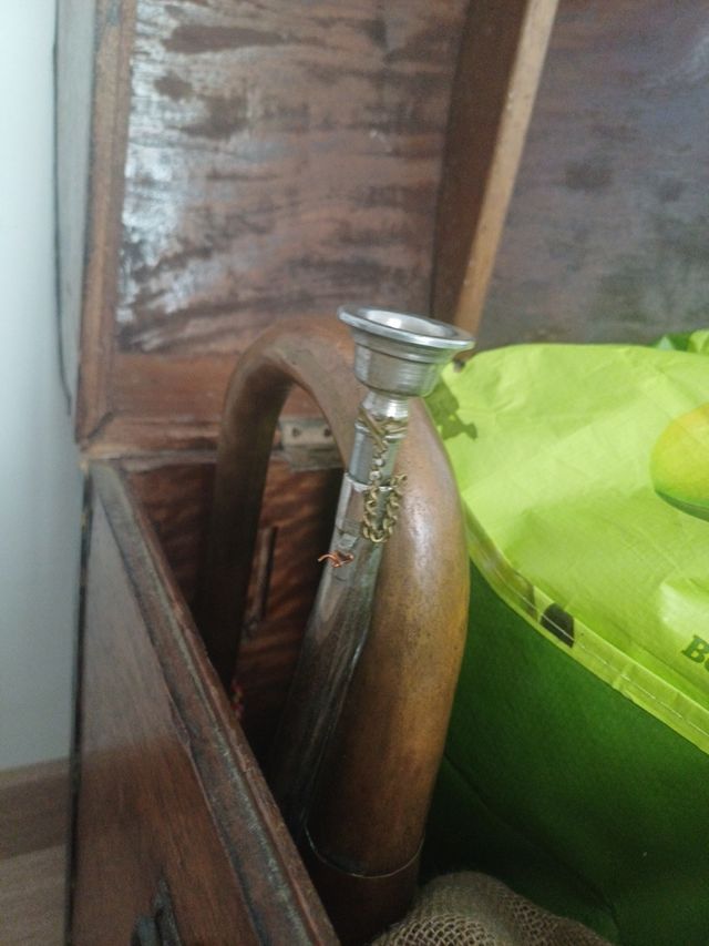 Trompeta de Latón antiguo con colgantes + insignia