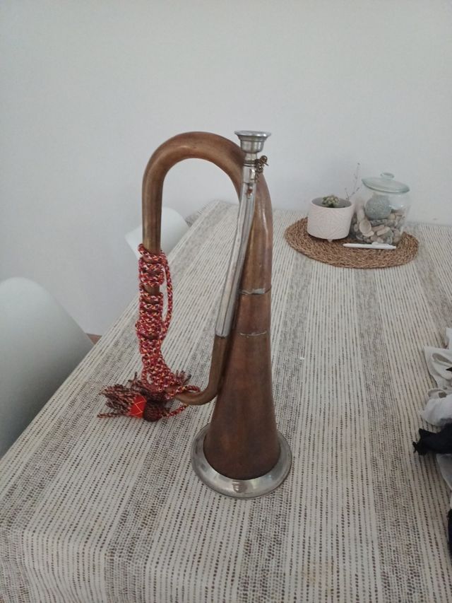 Trompeta de Latón antiguo con colgantes + insignia
