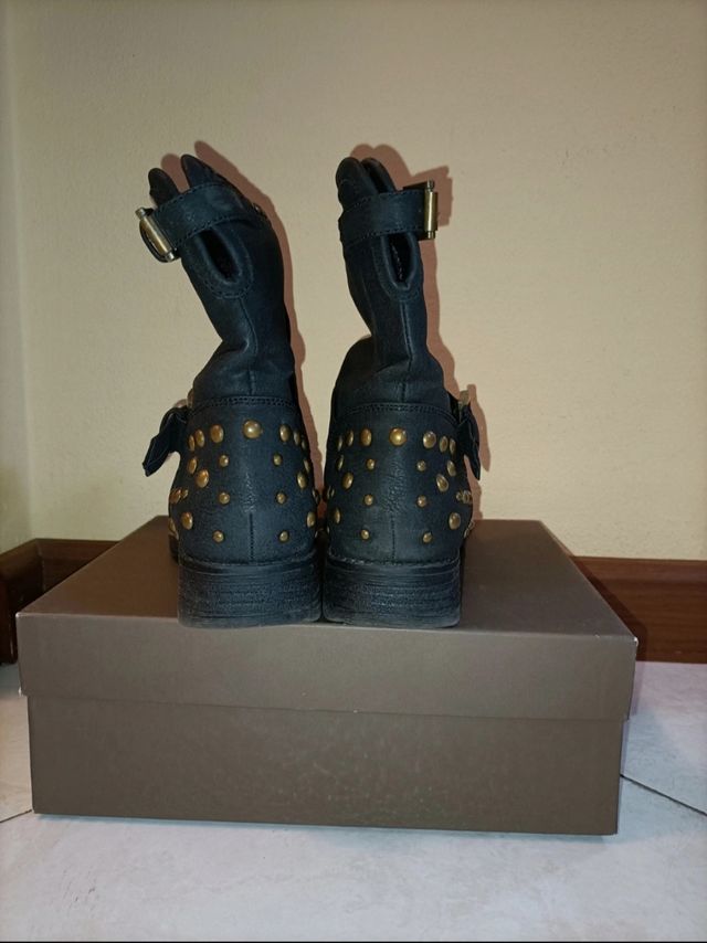 Stivaletto con borchie