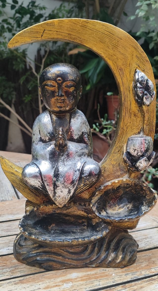 BUDA FUENTE MEDITACIÓN HUMO REFLUJO 