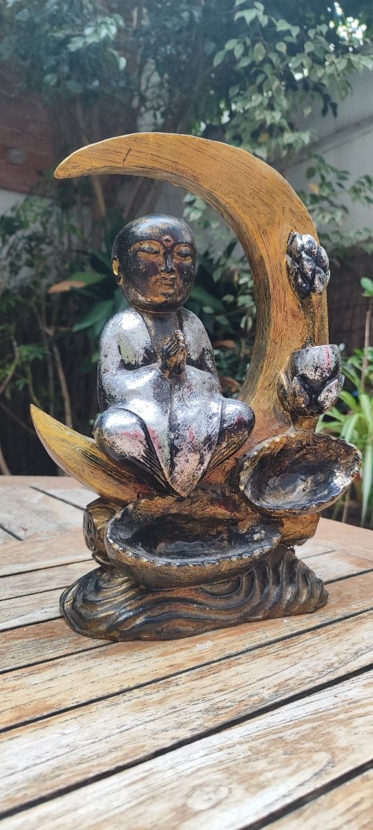 BUDA FUENTE MEDITACIÓN HUMO REFLUJO 