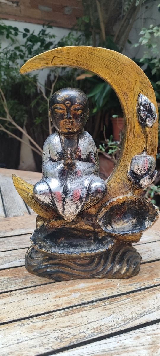 BUDA FUENTE MEDITACIÓN HUMO REFLUJO 