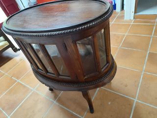 Mesa vitrina ovalada doble puerta