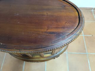 Mesa vitrina ovalada doble puerta