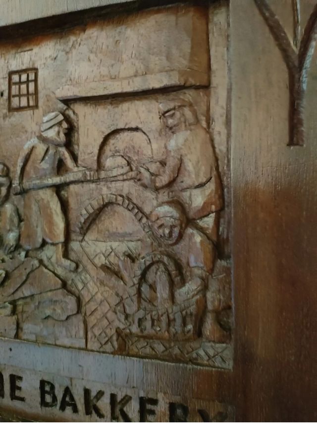 Formella in legno intagliato " il panett