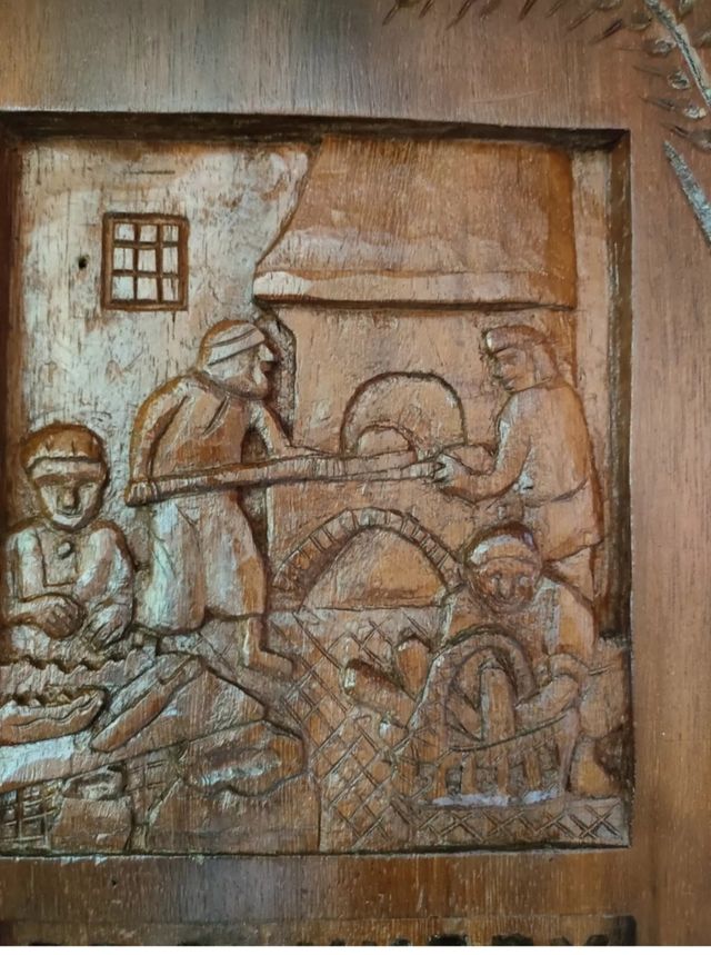 Formella in legno intagliato " il panett