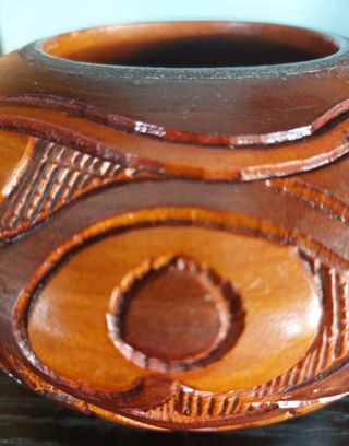 BOMBONERA  DE MADERA TALLADA