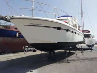 EMBARCACIÓN A MOTOR TIPO YATE