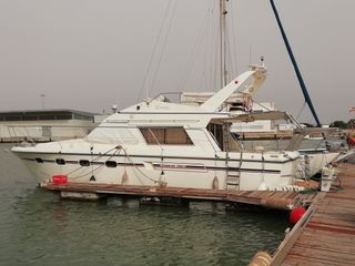 EMBARCACIÓN A MOTOR TIPO YATE