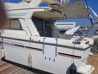 EMBARCACIÓN A MOTOR TIPO YATE