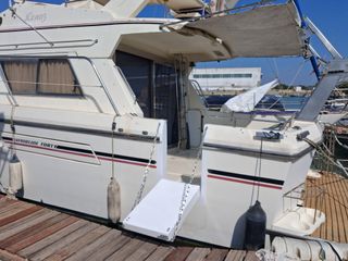 EMBARCACIÓN A MOTOR TIPO YATE