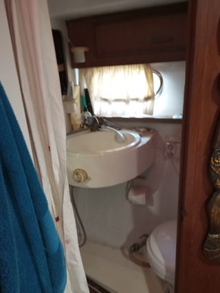 EMBARCACIÓN A MOTOR TIPO YATE