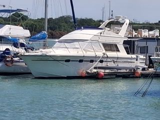 EMBARCACIÓN A MOTOR TIPO YATE