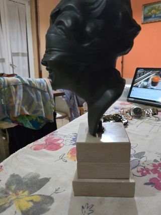 Scultura dea bendata con base in marmo