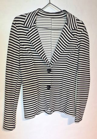 Chaqueta de rayas negras y blancas