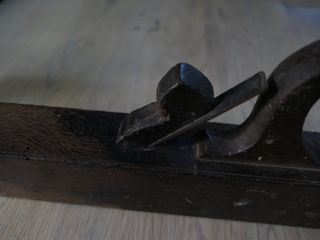 Antiguo cepillo de carpintero