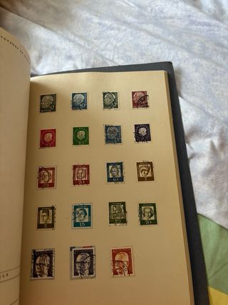 Colección sellos del mundo,  más de 350