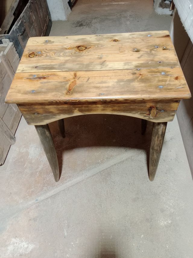 Mesa muy antigua de madera