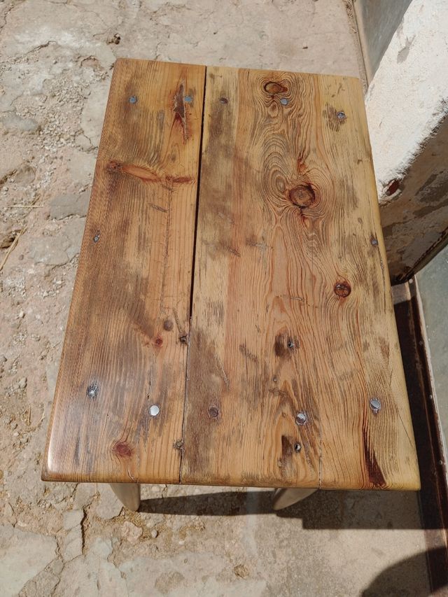 Mesa muy antigua de madera