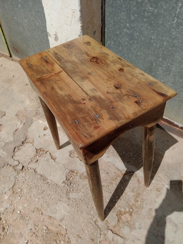 Mesa muy antigua de madera